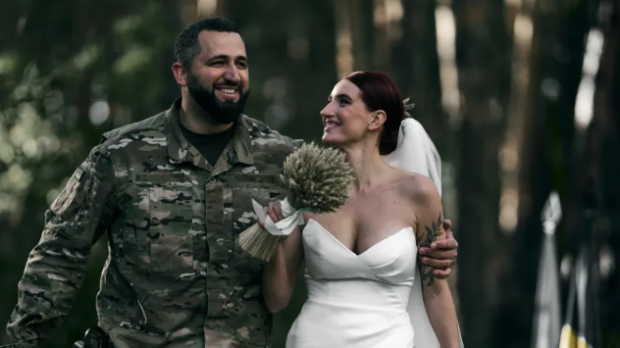 „Ioana d’Arc a Ucrainei” s-a căsătorit cu logodnicul ei soldat în tranșee, la Herson: „Știm că fiecare zi poate fi și ultima”