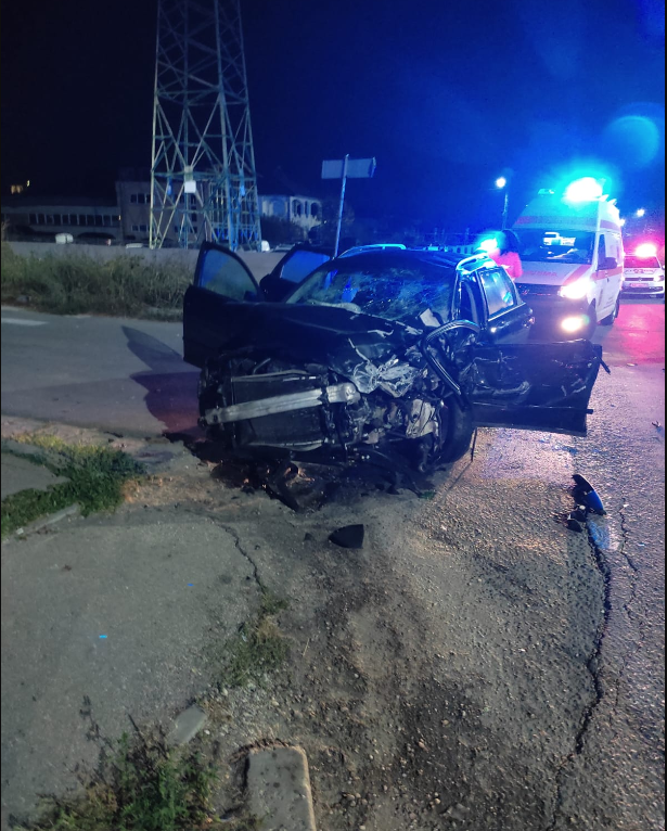 Accident grav în Râmnicu Vâlcea. Un bărbat a murit, alte două persoane la spital, după impactul devastator dintre două mașini