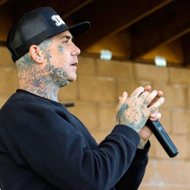 Momentul în care rapperul Chucky Chuck folosește un tun de canabis pentru a sufla fum de marijuana asupra mulțimii de la un festival – VIDEO