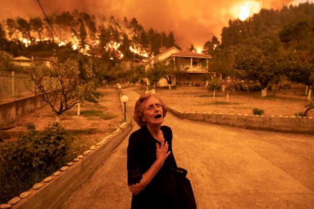 Imaginea tulburătoare a unei femei epuizate în mijlocul „infernului” din Grecia, cea mai bună fotografie din 2022