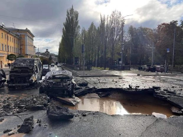 Copii care cântă imnul Ucrainei, în sala de clasă mutată la subsol, în timp ce Kievul este bombardat de ruși