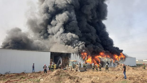Incendiu puternic la un depozit din Voluntari. ISU: „Din interior se aud explozii”