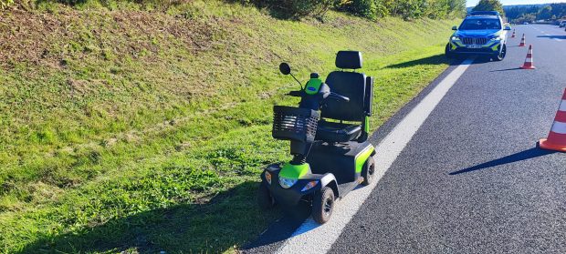 O bunică de 87 de ani, cu scaunul cu rotile electric pe autostradă, în Germania: „S-a rătăcit când venea de la coafor”