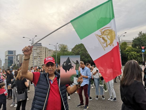Protest de solidaritate cu femeile din Iran, în Piața Victoriei: „Mahsa Amini, moartea ta nu trebuie uitată!”