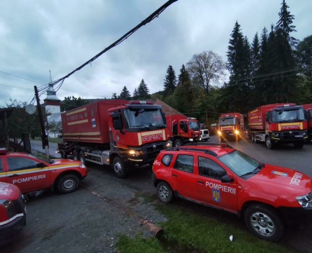 Sute de oameni din Roșia Montană, anunțați că trebuie să se evacueze după o avarie la Barajul Lacului Tăul Mare. Autoritățile golesc apa din baraj