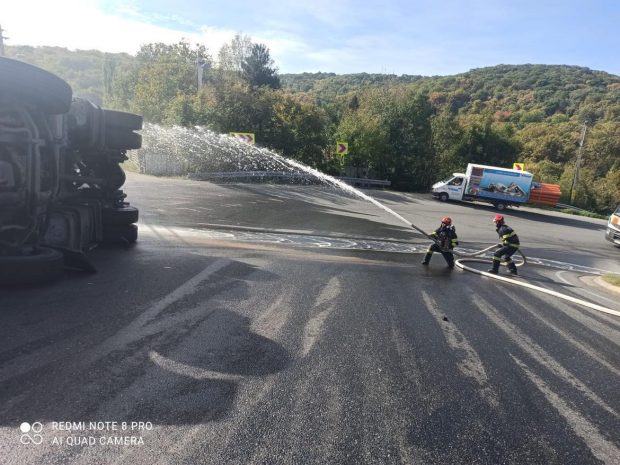 O autocisternă încărcată cu motorină s-a răsturnat în apropiere de Huși. Combustibilul se scurge pe carosabil, traficul este restricționat