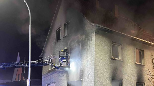 Român arestat după ce a incendiat blocul în care stătea cu mai mulți colegi de muncă, în Germania: „Cinci oameni au fost răniți, unul e în stare gravă”