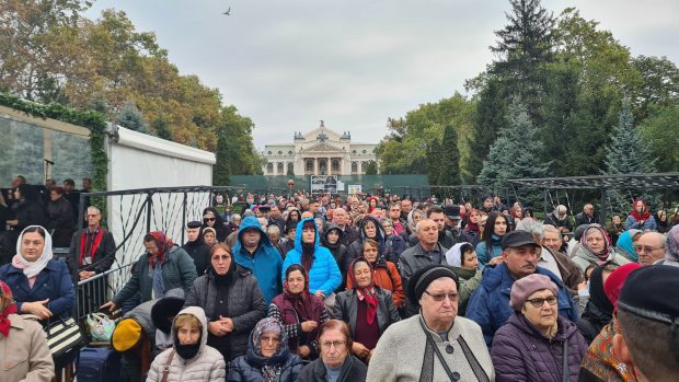 Mii de pelerini aşteaptă la rând pentru a se închina la moaştele Sfintei Parascheva