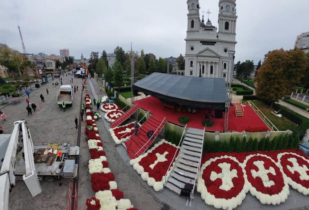 Circa 8.500 de oameni, la rând pentru a se închina la moaştele Sfintei Parascheva. Cum arată zona unde va avea loc vineri Sfânta Liturghie
