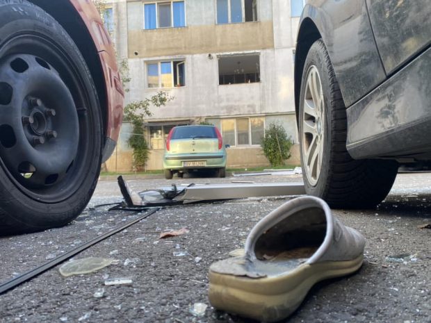 24 de apartamente și mai multe mașini, avariate în urma unei explozii dintr-un bloc din Brașov. 40 de oameni au fost evacuați
