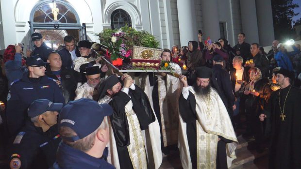 Peste 13.500 de oameni au aşteptat în cursul nopţii la rând pentru a se închina la moaştele Sfintei Parascheva. Zeci de mii de români îşi sărbătoresc onomastica