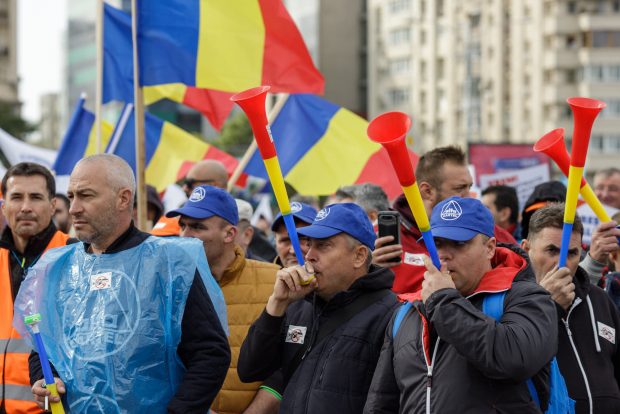 Protest în fața Guvernului. Peste 2.000 de oameni la „Marșul Anti-Sărăcire”  | VIDEO