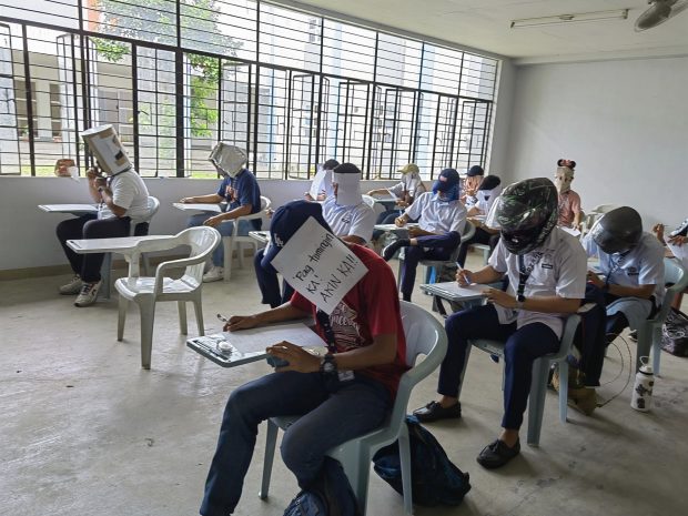 FOTO. „Pălăriile anti-copiat” ale unor studenţi din Filipine au devenit virale pe reţelele de socializare