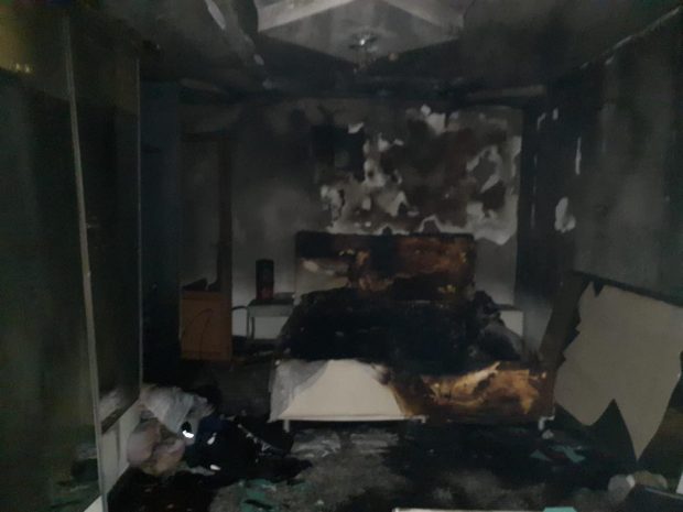 Un apartament a fost incendiat noaptea trecută în Bârlad. Focul, pus intenționat de hoții care au spart imobilul