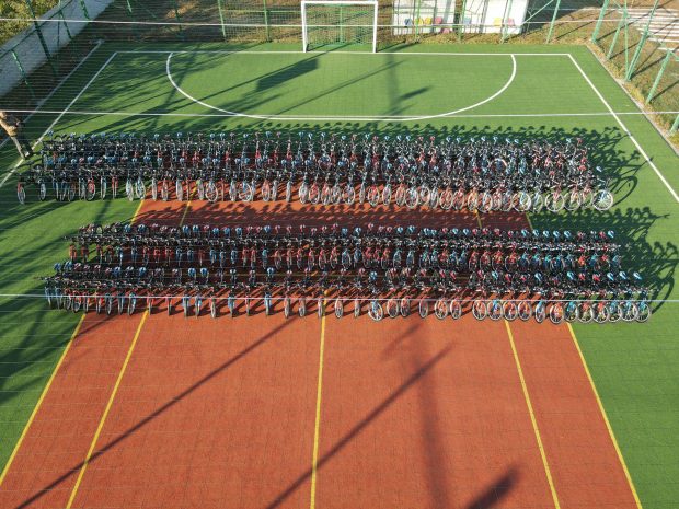 FOTO Un primar din Vaslui a cumpărat cu fonduri europene biciclete pentru toți elevii din sat