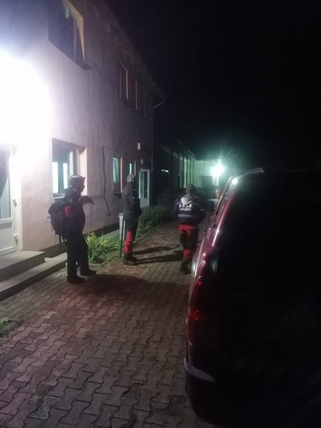 Un bărbat căutat de salvamontiști toată noaptea în pădure a fost găsit pe uliță: „Omul era bine-mersi şi se plimba prin sat”