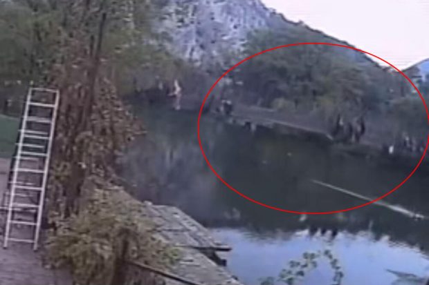 Doi morți și 10 răniți, după ce un pod pietonal s-a prăbușit, în Serbia. Oamenii mergeau spre o mănăstire