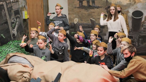 Ministerul Culturii din Rusia organizează o „sărbătoare militară” de Anul Nou pentru copii. Cei mici vor arunca „grenade” în „tancuri” și se vor ascunde de „explozii”