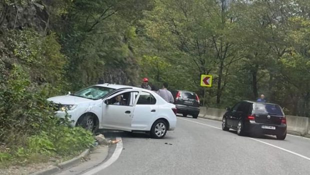 O bucată de stâncă a căzut peste o mașină, în Defileul Jiului. Șoferul a murit