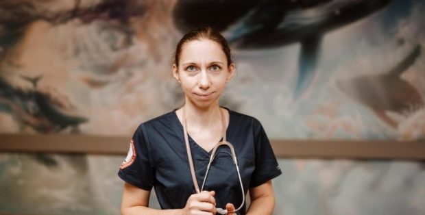 Doctoriță care a salvat viețile a nenumărați copii, ucisă în bombardamentele de la Kiev: „A murit după ce-și lăsase fiul la grădiniță, în drum spre pacienții ei”