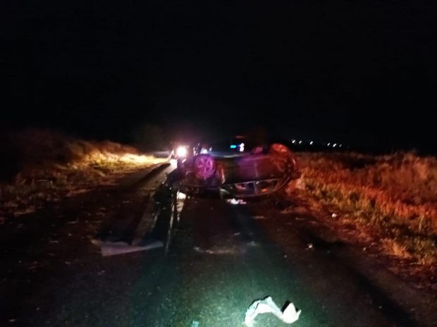 Un tânăr de 18 ani a murit, iar prietena acestuia, în vârstă de 17 ani, este în stare critică în urma unui grav accident rutier produs în apropiere de Bârlad. Șoferul  nu avea permis