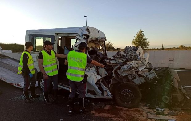 O româncă e singura supraviețuitoare din accidentul cu patru persoane cu dizabilități și doi îngrijitori voluntari morți, de pe o autostradă din Italia