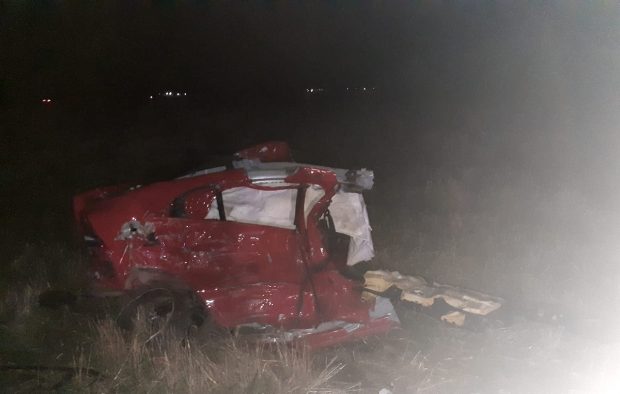 Mașină ruptă în două de un camion plin cu cartofi, în Prahova. Un tânăr de 25 de ani a murit pe loc