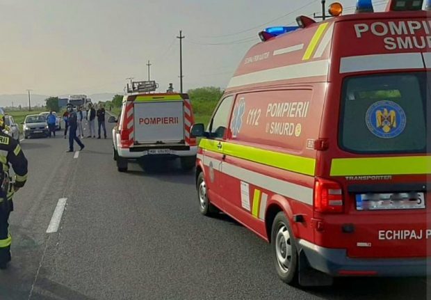 Ambulanţă SMURD implicată într-un accident în Vrancea. Trei persoane au fost rănite, printre care doi paramedici