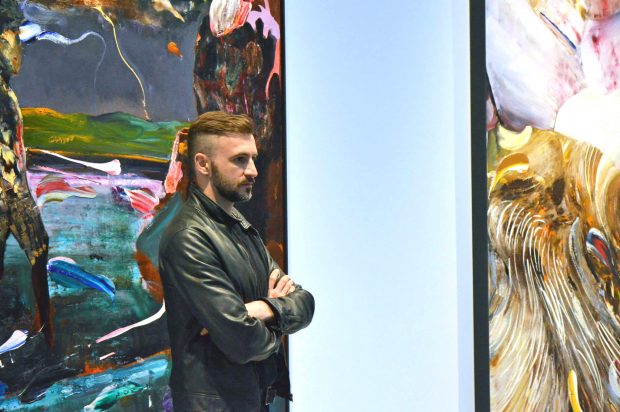 20 de tablouri noi ale lui Adrian Ghenie, expuse la Londra. Lucrările costă între 400.000 și 1,5 milioane de euro, iar doritorii stau la coadă să le cumpere