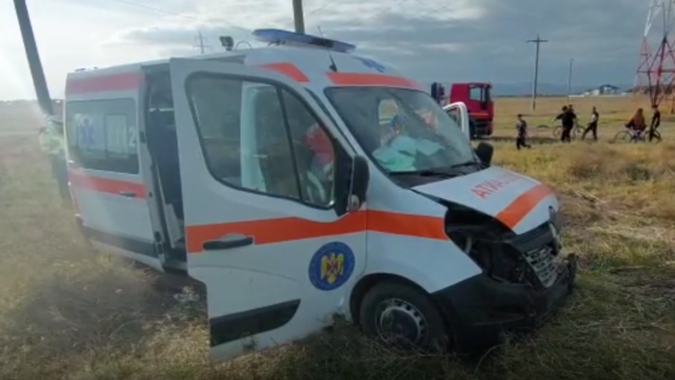 Accident cu cinci victime, dintre care doi copii, în Buzău, după ce o ambulanță a fost lovită de o mașină