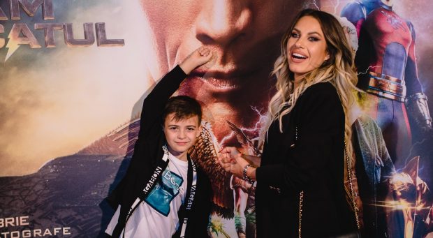 Imagine Stire Cum arată acum băiețelul Amnei. David Cristian, care are 8 ani, și-a însoțit mama la film | 2review.ro