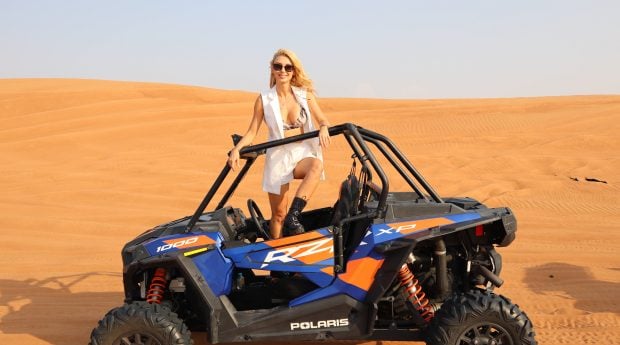 Imagini cu Andreea Bălan din vacanța în Dubai. Cum s-a pozat artista în deșert