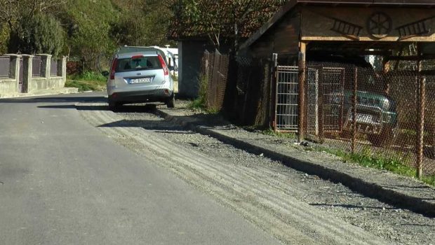 O firmă de construcții și-a luat înapoi asfaltul proaspăt turnat pe o stradă din Aninoasa