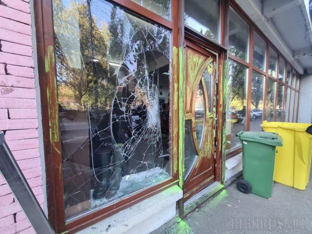 Spargere la un magazin de arme din Oradea. Hoțul a spart geamul cu o piatră și a furat mai multe pistoale airsoft