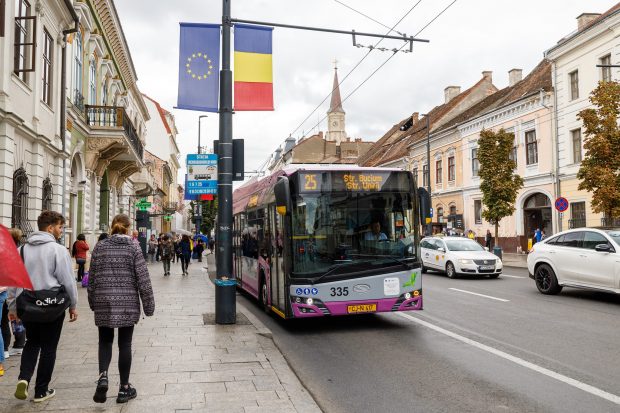 Primăria din Cluj-Napoca, sancționată de Consiliul Discriminării pentru că îi amendează pe cei care urcă cu haine murdare în autobuze
