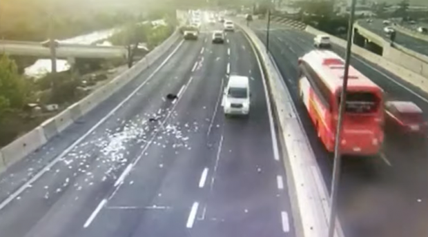 A plouat cu bani pe o autostradă din Chile, în urma unui jaf – VIDEO