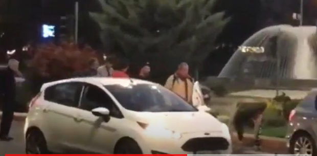 Un bărbat pe trotinetă și un șofer s-au luat la bătaie într-o intersecție din București. Momentul a fost filmat  | VIDEO
