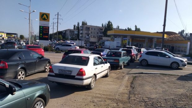 Crimeea a fost „despărțită” de Rusia de explozia de pe pod: cozi uriașe la benzinării, restricții la vânzarea de alimente