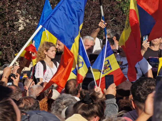 O parte din susținătorii AUR au plecat mai devreme de la protestul din Piața Victoriei. Ce i-au reproșat lui George Simion: „Aici a greșit”
