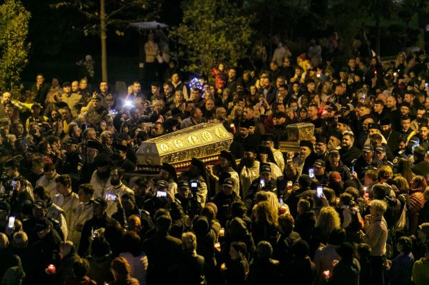 După doi ani cu restricții, moaștele Sfintei Parascheva au fost plimbate din nou prin Iași. „Ne întâlnim cu prieteni pe care nu i-am mai văzut dinainte de pandemie”
