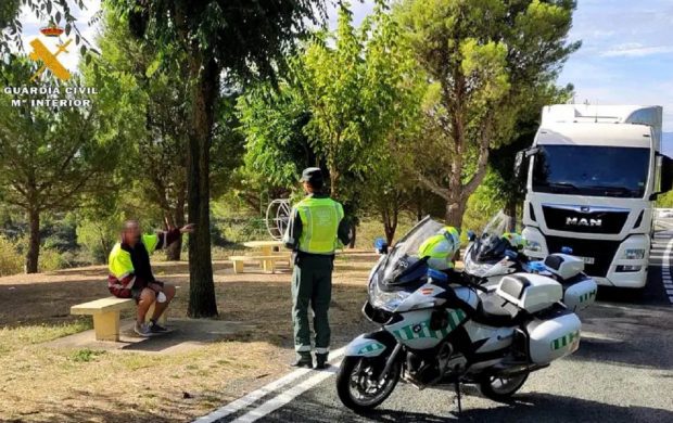 Un șofer de TIR a fost amendat pentru că se scărpina pe spate cu o fucruliță, când era la volan pe autostradă, în Spania
