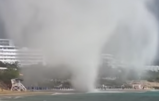Imagini cu turiști care fug speriați de pe o plajă din Cipru, lovită de o mini-tornadă