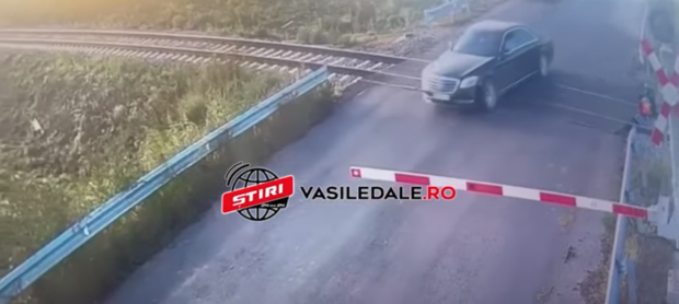 VIDEO. Mașina unui lider PSD din Satu Mare, filmată în timp ce trece printre barierele CFR coborâte. „Nu eram eu la volan”