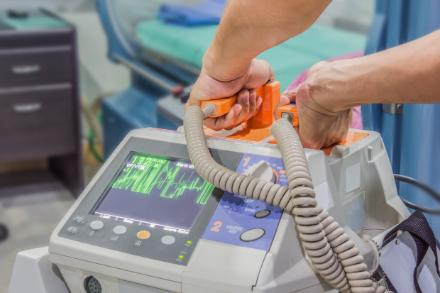 Cum se utilizează corect defibrilatorul. Cine poate face defibrilarea?