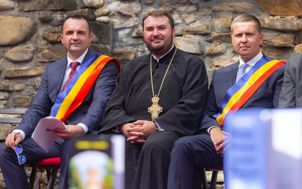 Vicarul eparhial din Dâmbovița are site care primește bani de la Consiliul Județean și primării