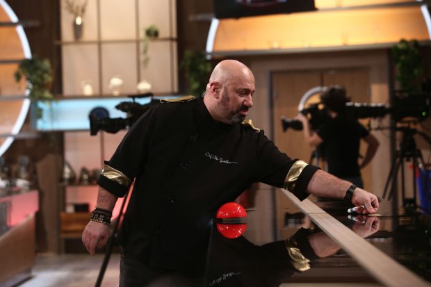 Cine sunt cei patru concurenți care intră în competiția „Chefi la cuțite”. Reacția celor trei jurați