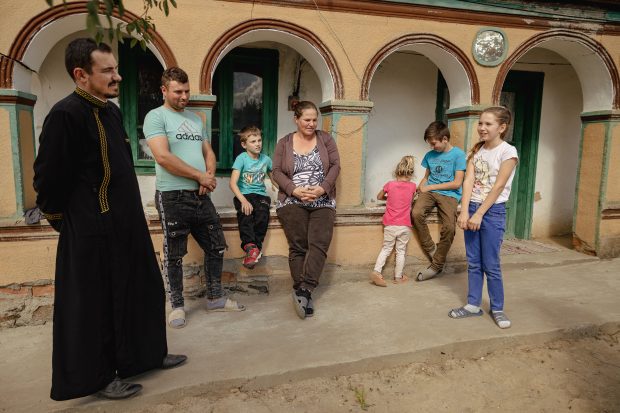 REPORTAJ. Noul proiect caritabil al părintelui Balaban: casă renovată pentru o familie cu patru copii, dintre care unul bolnav