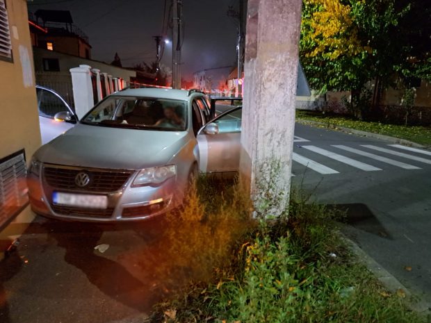 Un bărbat a fost găsit mort după ce s-a izbit cu mașina de un stâlp, în Arad. El fusese înjunghiat înainte să se urce la volan