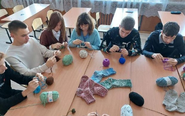 Elevii din 600 de școli coreșetează șosete, mănuși și cagule pentru soldații ruși care luptă în Ucraina: „Un pas către victorie”
