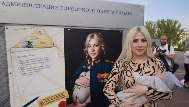 „Femeile eroilor noștri”. Reacția lui Vladimir Putin, după ce a primit cadou un album foto în care apar soțiile militarilor ruși aflați pe frontul din Ucraina